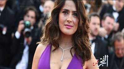 سلمى حايك توجه رسالة بالإسبانية لجمهورها بالبكيني من أحد الشواطئ (فيديو)