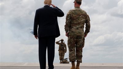 زيارة ترامب لقاعدة عسكرية كما لو كانت من فيلم 