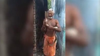 مشهد صادم.. هندي يضع رأس 