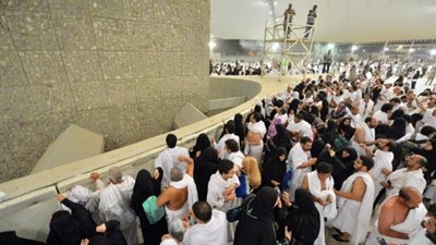 من طرائف الحج.. حاجّة مصرية ترجم زوجها عوضًا عن الشيطان (فيديو)