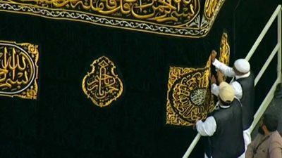 150 عاملًا لتصنيعها.. 6 معلومات لا تعرفها عن كسوة الكعبة المشرفة