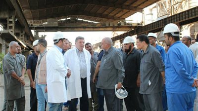 جولة تفقدية لوزير قطاع الأعمال في مصانع شركة الدلتا للصلب بشبرا الخيمة