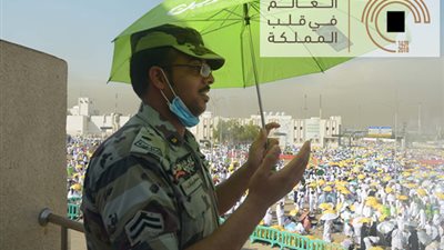 رجل أمن يشارك ضيوف الرحمن الدعاء بمشعر عرفة