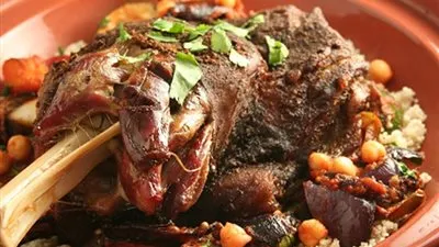 خبير تغذية يوضح كيفية تناول اللحمة في العيد دون الإصابة بالأمراض (فيديو)