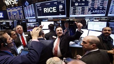 وول ستريت تغلق مرتفعة وسط تفاؤل بشأن مباحثات تجارية