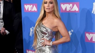 إطلالة مثيرة لجينفر لوبيز على ريد كاربت حفل جوائز 