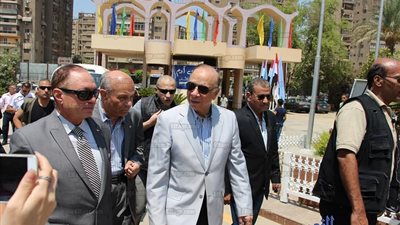 محافظ القاهرة يزور الحديقة الدولية ويلتقط صورا تذكارية مع الزوار