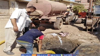 إصلاح عطل خط الصرف الصحي بعدد من مناطق الخانكة (صور)