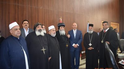 أساقفة البحر الأحمر تهدي المحافظ مصحفا بمناسبة عيد الأضحى