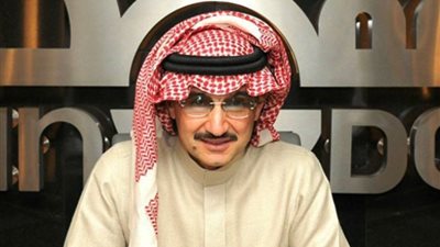 (فيديو) الوليد بن طلال يستقبل ضيفا استثنائيا ويمنحه هدية 