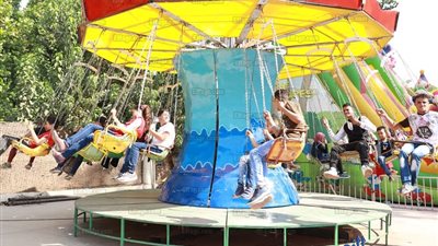 ملاهي حديقة الحيوان تزدحم بالزائرين في ثاني أيام عيد الأضحى (صور)