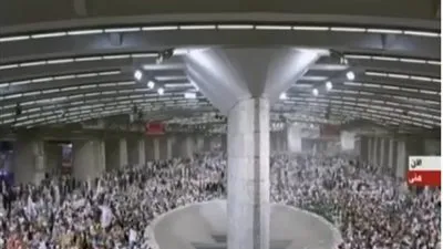 حجاج بيت الله يواصلون أداء مناسك الحج (فيديو)