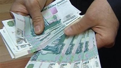 الروبل الروسي يسجل أقل سعر في عامين مع تزايد المخاوف من العقوبات الأمريكية