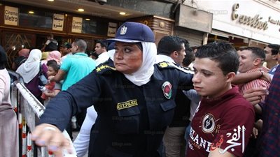 الشرطة النسائية تتصدى للتحرش أمام السينيمات ثالث أيام عيد الأضحى (فيديو وصور)