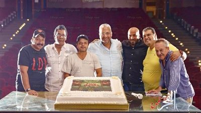 محمد هنيدي يحتفل بعودته للمسرح من خلال 