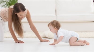 تعرفي على أنسب وقت ليبدأ رضيعك في الزحف والمشي والكلام