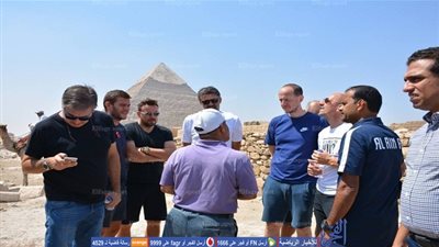 جولة سياحية للعين الإماراتي في الأهرامات (صور)