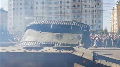 شاهد.. انقلاب دبابة روسية أثناء الاحتفال بالذكرى 75 لمعركة كورسك (فيديو)