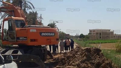 بدء أعمال الإصلاحات للخط 700 مم على طريق فرقص - الروضة بالفيوم (صور)