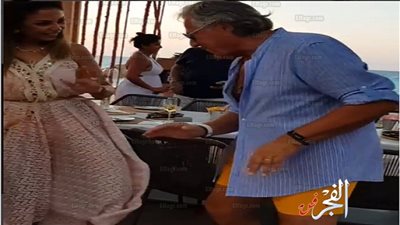 مصطفى فهمي يرقص مع زوجة خالد سليم بالساحل الشمالي (فيديو)