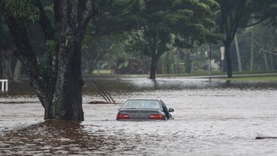 انهيارات أرضية وانقطاع للكهرباء فى هاواى.. وتحذيرات من فيضانات سامة (فيديو)