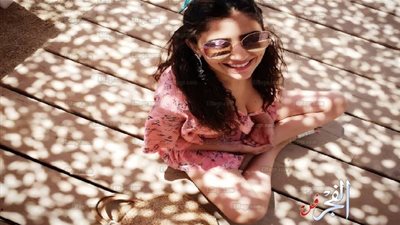 مي عمر تخطف الأنظار بإطلالة جريئة في اليونان (صور)