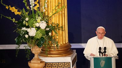 خلال زيارته أيرلندا.. بابا الفاتيكان يعترف بفشل الكنيسة لمواجهة الجرائم الجنسية للكهنة