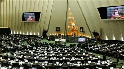عاجل.. البرلمان الإيراني يعزل وزير الاقتصاد  