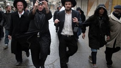 مستوطنون يهود يقتحمون باحات الأقصى