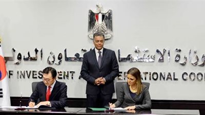  مصر وكوريا الجنوبية توقعان اتفاقًا لدعم مشروع توريد وتصنيع 32 قطار لمترو الانفاق 