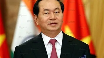 لوحة تذكارية لزهرة اللوتس إهداء من الرئيس الفيتنامي للصوت والضوء بالأهرامات 