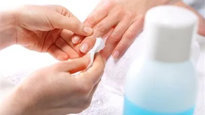 بالفيديو.. خلطة طبيعية لإزالة طلاء الأظافر بدلًا من 