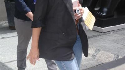 في الخريف.. اقتبسي إطلالتك بالبليزر من النجمات (صور)