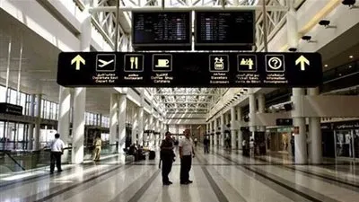 شاهد.. الأمن اللبناني نائم في مطار بيروت (صورة)