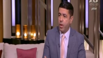 أستاذ جراحة عيون يوضح خطورة العادات السيئة في حمامات السباحة