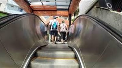 امرأة ورجل رفضا مساعدة طفلة معرضة للخطر.. فكيف أنقذت نفسها؟