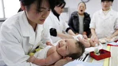 الصين تدرس إلغاء سياسة التقيد بإنجاب الطفلين فقط