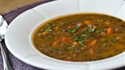 العدس البني وطريقة تحضيره بسلطة الخضار