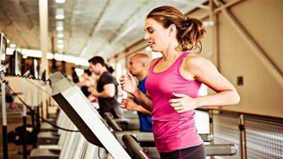 أخطاء ترتكبينها دون قصد أثناء استخدام جهاز المشي.. تجنّبيها فوراً!