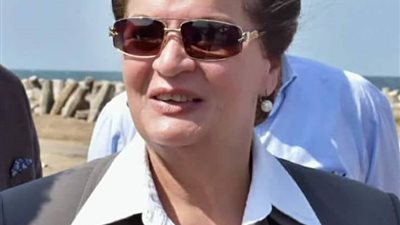 نادية عبده تجمع متعلقاتها استعدادا لمغادرة محافظة البحيرة (صور)