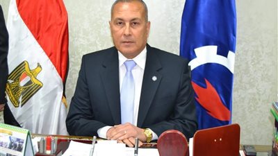 الساعات الأخيرة في مكتب اللواء أحمد حامد محافظ السويس قبل رحيله