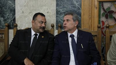 توفيق عكاشة يقدم العزاء في شقيق عصام كامل (صور)