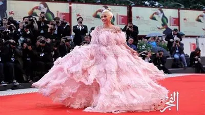 ليدي جاجا تواصل إطلالاتها الغريبة خلال مشاركتها في مهرجان فينيسيا السينمائي (صور)