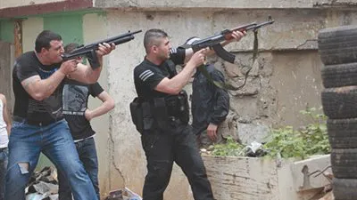 استهداف سيارتي إسعاف أثناء نقل مصابين من مناطق الاشتباكات بطرابلس