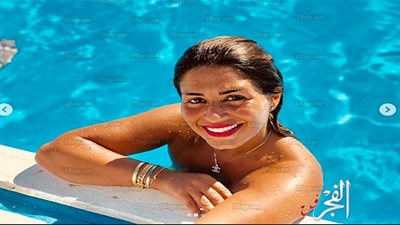 شاهد.. إطلالة مثيرة لـ منة فضالي في حمام السباحة (صور)