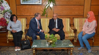 رئيس جامعة أسيوط يناقش مشروع تدوير البقايا الزراعية مع 