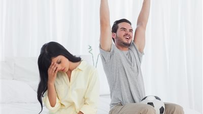كيف تتعاملين مع زوجك بعد خسارة الفريق الذي يشجعه؟