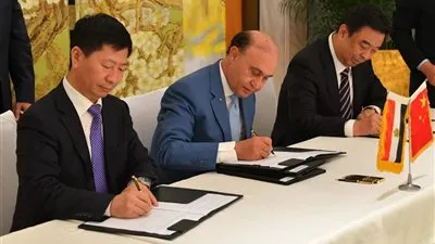 رئيس قناة السويس يوقع عقود استثمارات صينية تتخطى المليار دولار بالعين السخنة