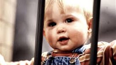 علمي طفلكِ كيفية الجلوس بهدوء خارج المنزل