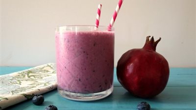 طريقة عمل سموثي الرمان والتوت 